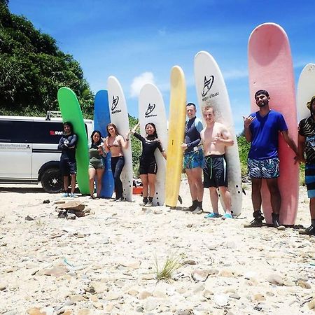 Tropical Surf House Okinawa Hotell Onna Exteriör bild