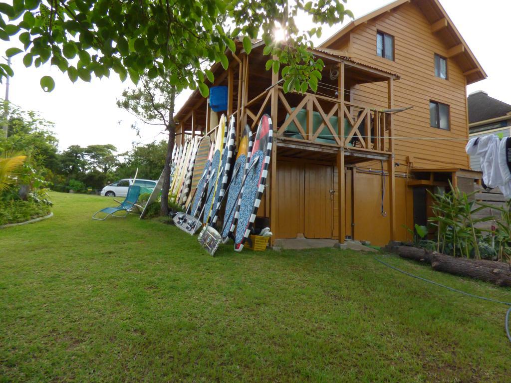 Tropical Surf House Okinawa Hotell Onna Exteriör bild