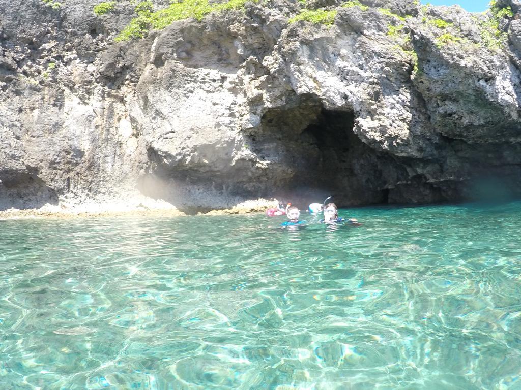 Tropical Surf House Okinawa Hotell Onna Exteriör bild