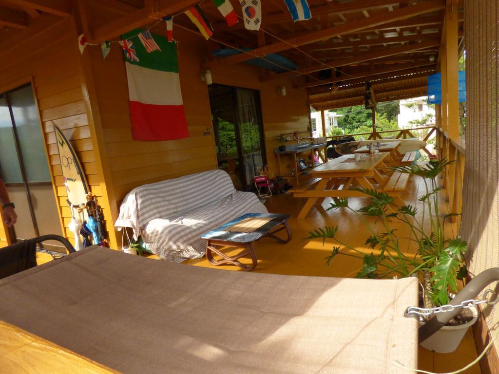 Tropical Surf House Okinawa Hotell Onna Exteriör bild