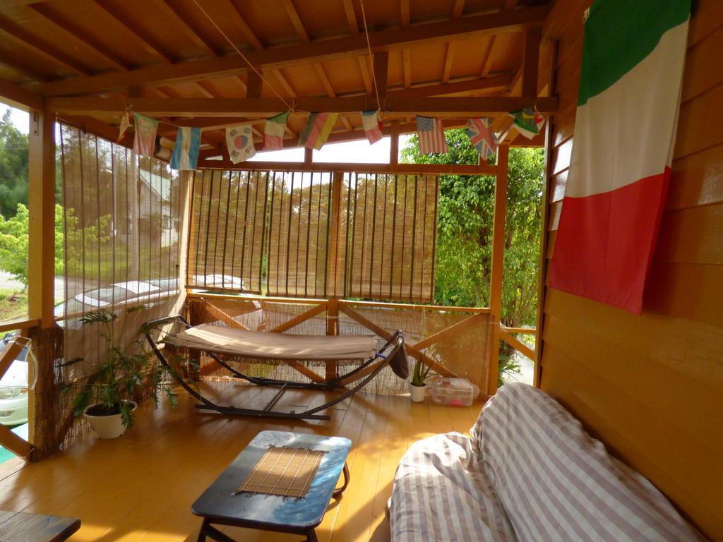 Tropical Surf House Okinawa Hotell Onna Exteriör bild