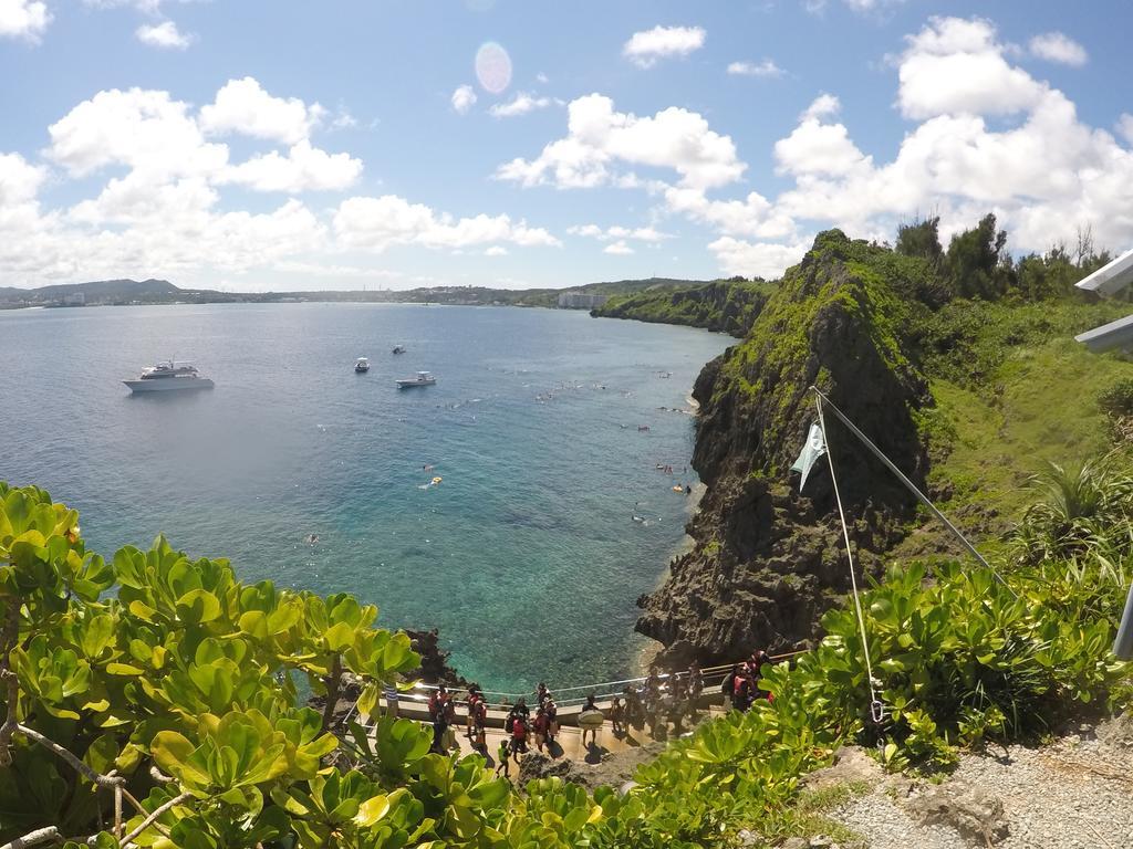 Tropical Surf House Okinawa Hotell Onna Exteriör bild