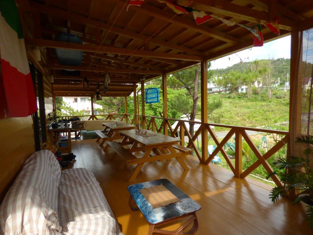 Tropical Surf House Okinawa Hotell Onna Exteriör bild