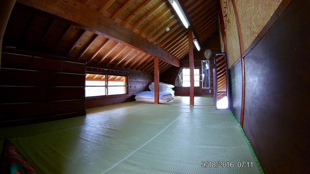 Tropical Surf House Okinawa Hotell Onna Exteriör bild