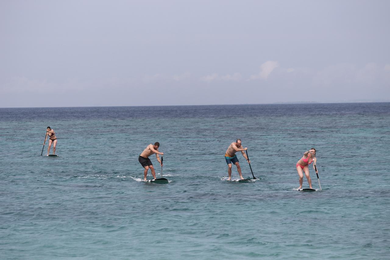 Tropical Surf House Okinawa Hotell Onna Exteriör bild