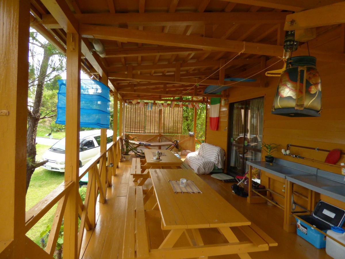 Tropical Surf House Okinawa Hotell Onna Exteriör bild