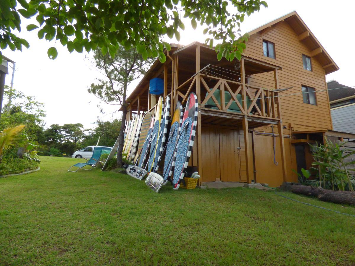 Tropical Surf House Okinawa Hotell Onna Exteriör bild
