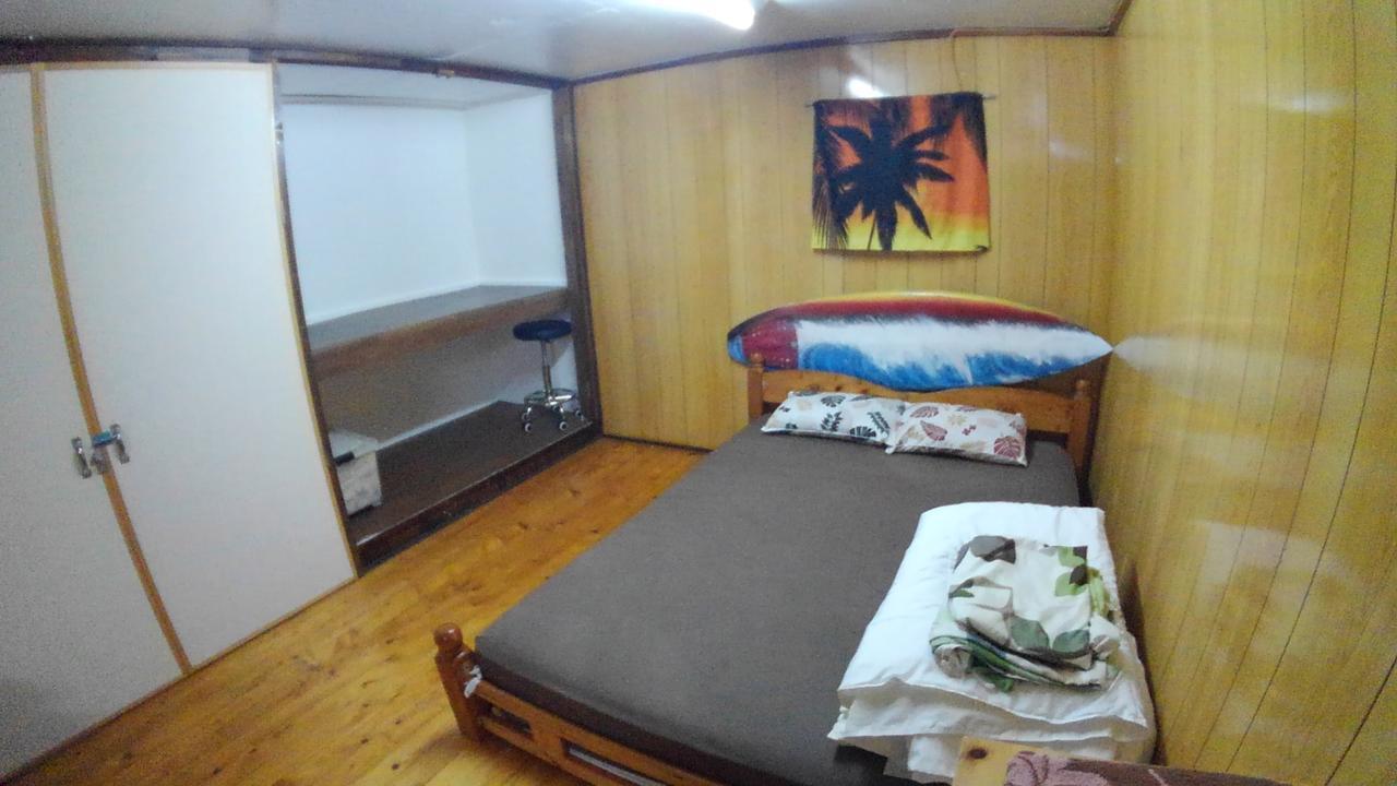 Tropical Surf House Okinawa Hotell Onna Exteriör bild