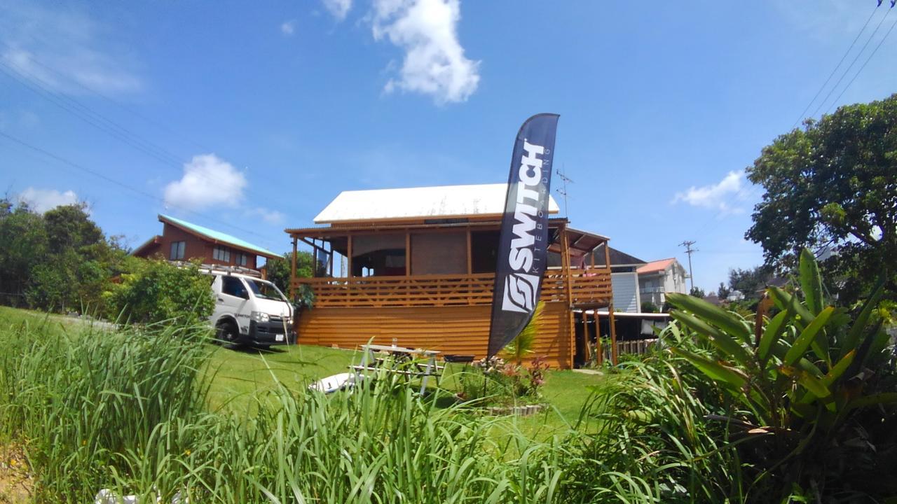 Tropical Surf House Okinawa Hotell Onna Exteriör bild